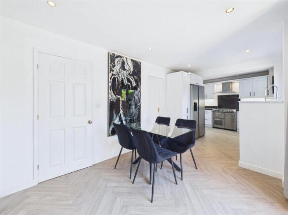 4 bed Detached for sale Image 4