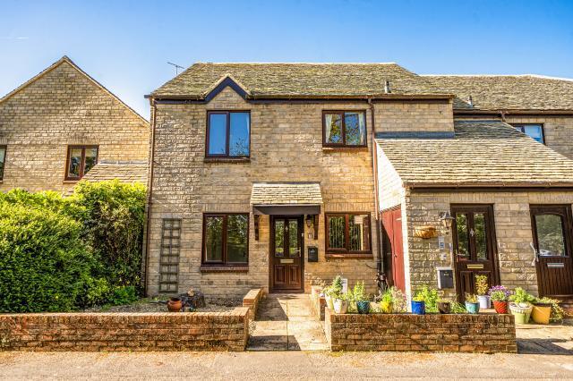 2-bed flat on Riverside Gardens, Witney, £150,000