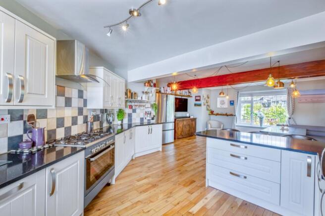 5 bed Detached for sale Image 8