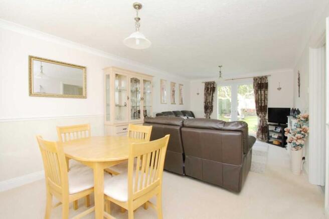 LIVING ROOM / DINING