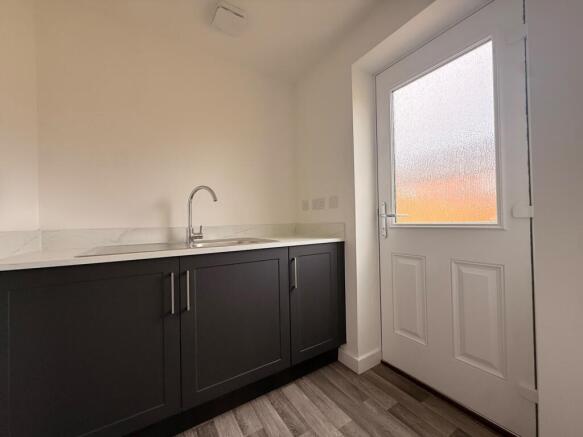 4 bed House to rent Image 4