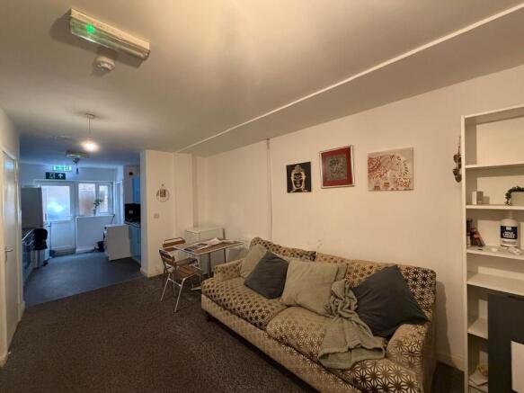 5 bed Flat to rent Image 4