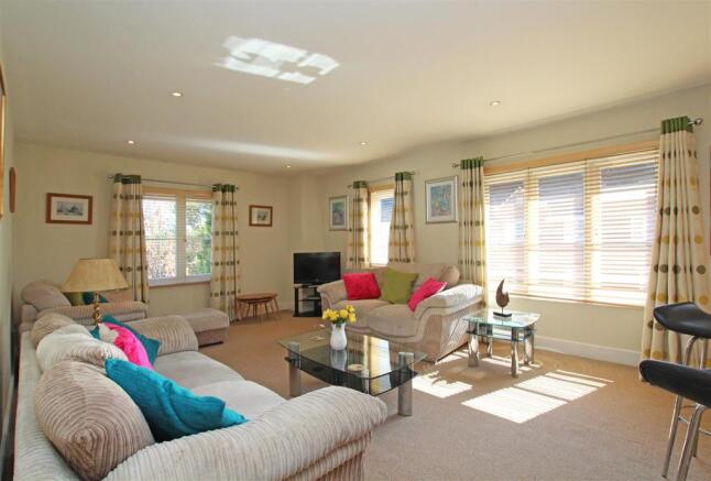 11SAP - Sitting room 1.jpg