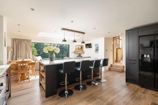 4 bed Detached for sale Image 8