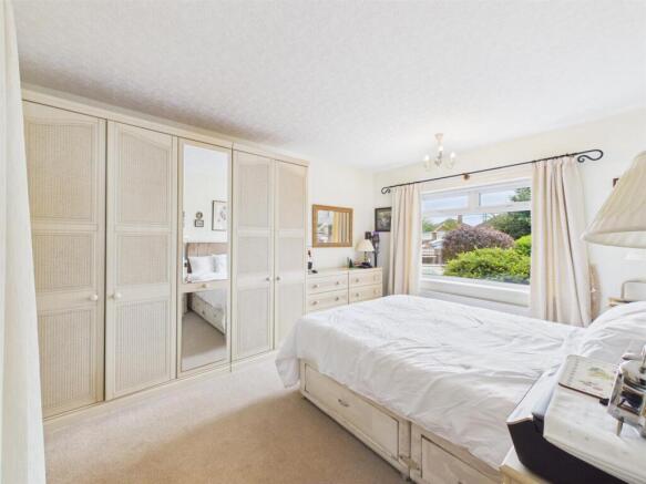2 bed Semi-Detached Bungalow for sale Image 6