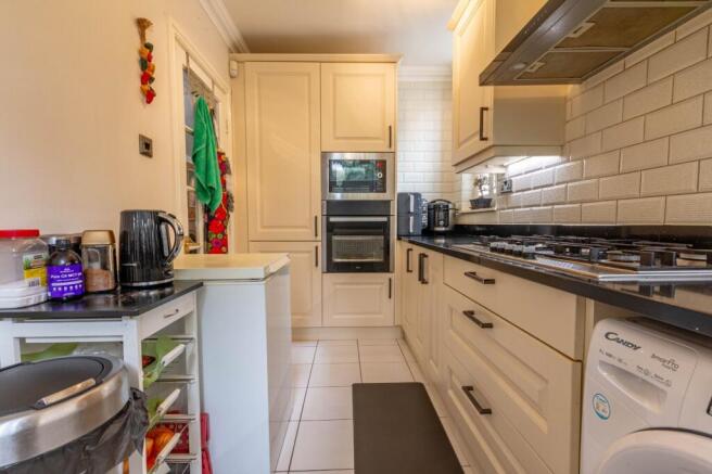 3 bed Flat for sale Image 12
