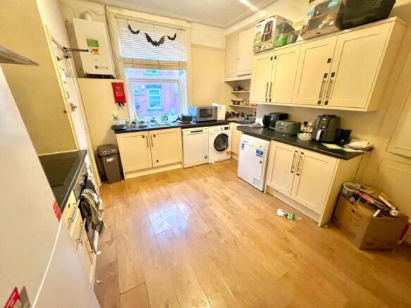 4 bed Terraced to rent Image 5