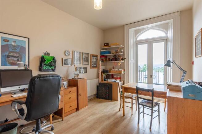 3 bed Apartment to rent Image 10