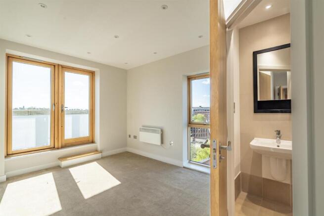 3 bed Apartment for sale Image 9