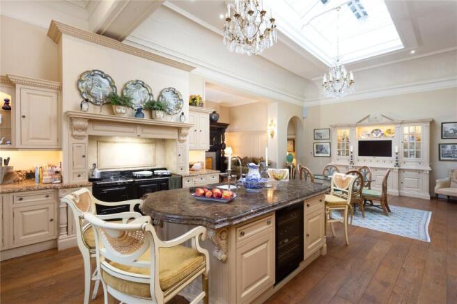 7 bed Detached for sale Image 9