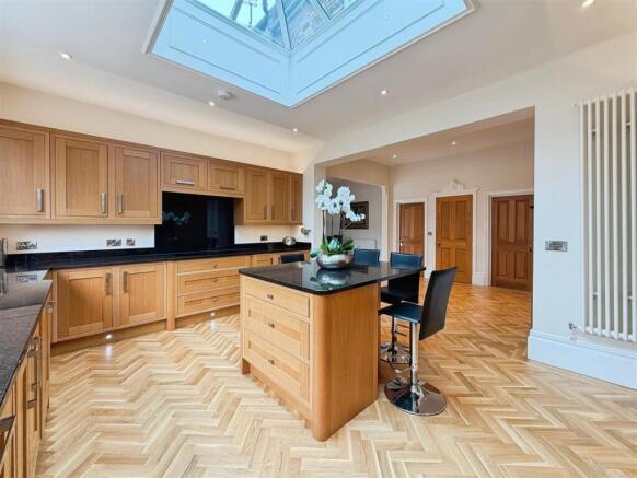 6 bed Detached for sale Image 5