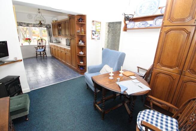 KITCHEN/ DINING ROOM