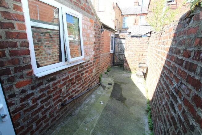 4 bed Terraced to rent Image 6
