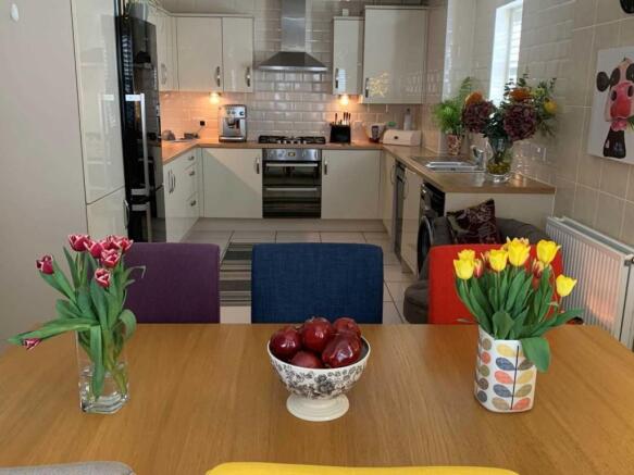 KITCHEN/DINING ROOM