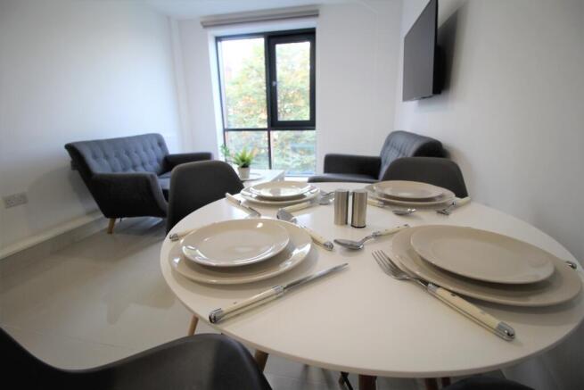 3 bed Flat to rent Image 6