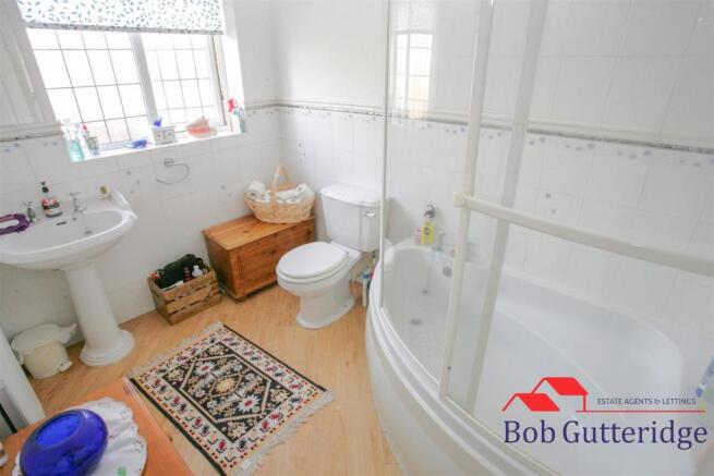 FIRST FLOOR BATHROOM