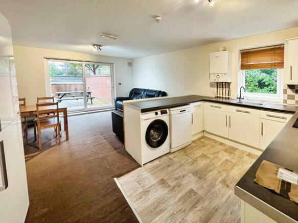 1 bed House Share to rent Image 9