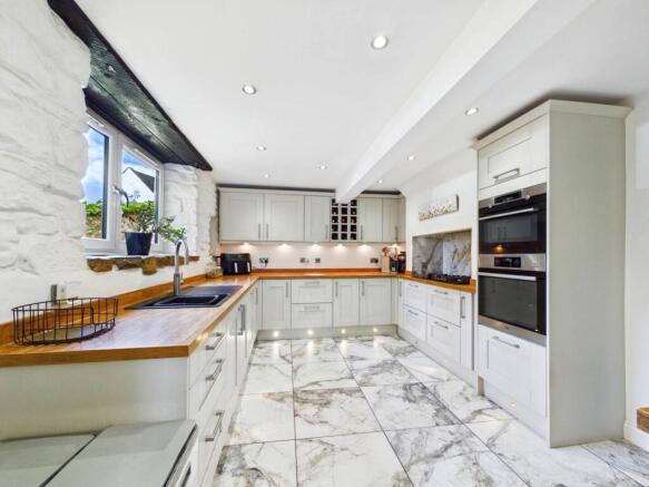 5 bed Detached for sale Image 4