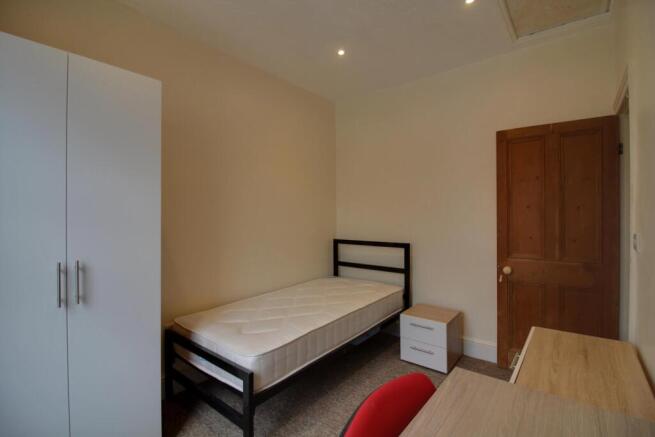 2 bed Terraced to rent Image 5