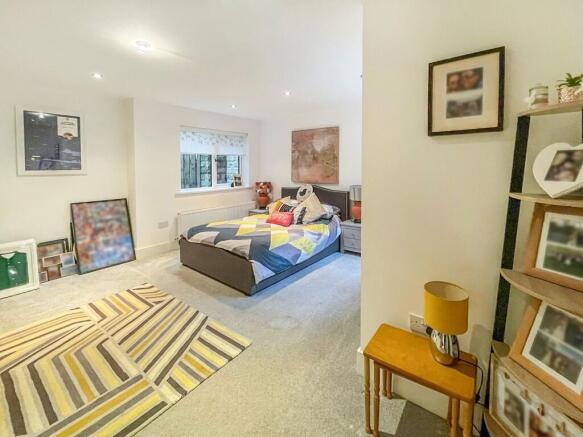 5 bed Detached for sale Image 12