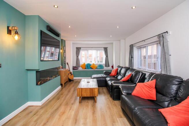 4 bed Detached for sale Image 5