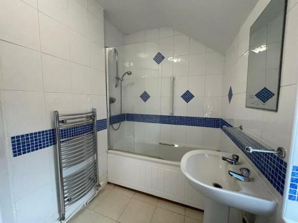 40 north bathroom.jpg