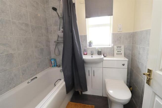 2 bed Terraced to rent Image 7