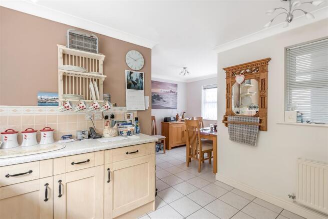 Throu' to breakfast area