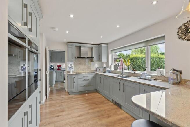 4 bed House for sale Image 5