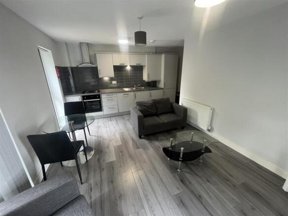 2 bed Apartment to rent Image 7