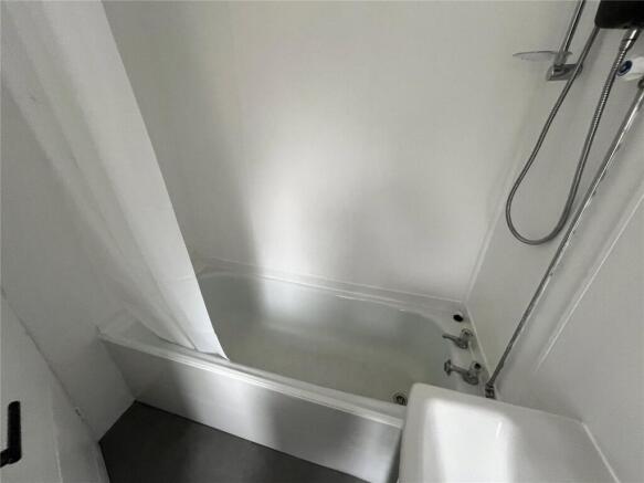 3 bed Semi-Detached to rent Image 9