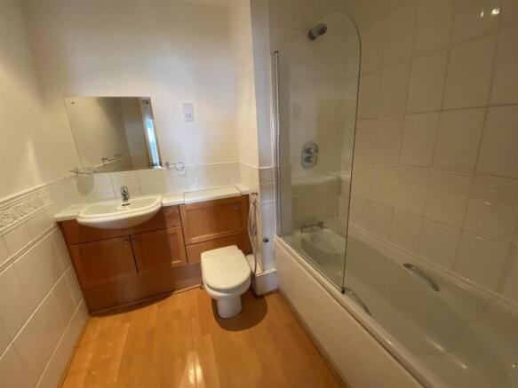 104 The Aspect - family bathroom.jpg