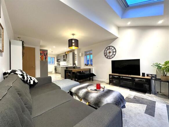 Large OPEN-PLAN Living Space 234