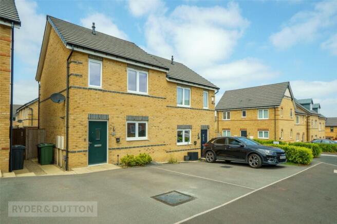 2 bed Semi-Detached for sale in huddersfield