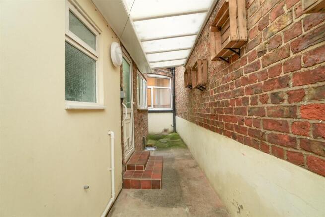2 bed Terraced to rent Image 11
