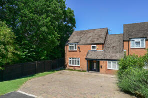 3, Peddlars Grove, Yateley GU46 6AS