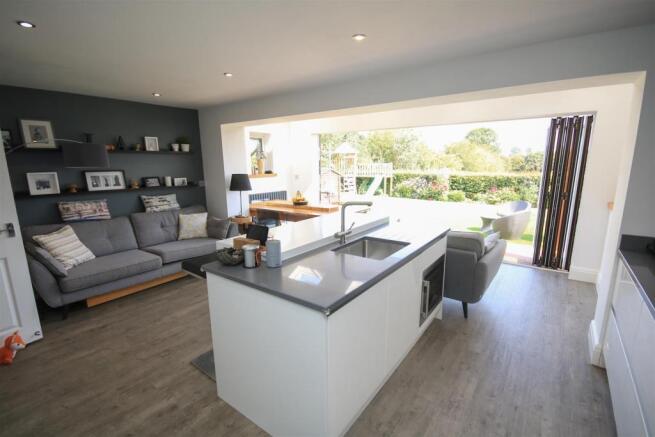 OPEN PLAN LIVING/ DINING KITCHEN