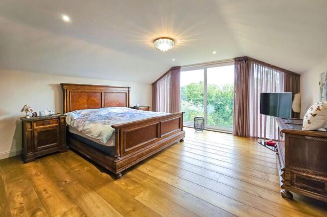 4 bed House for sale Image 11
