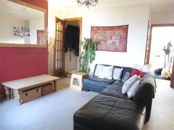 Spacious lounge (rea