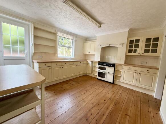 Kitchen/Dining Room: