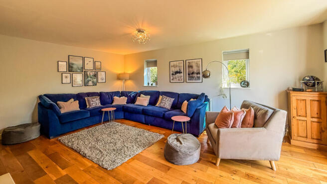 5 bed Detached for sale Image 8