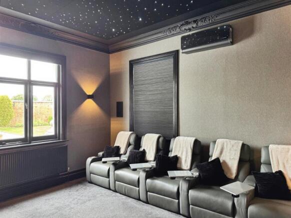 5 bed Detached for sale Image 8