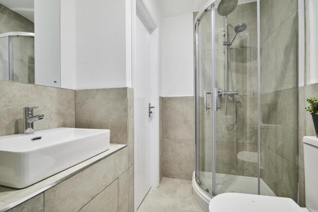 6 bed House to rent Image 8