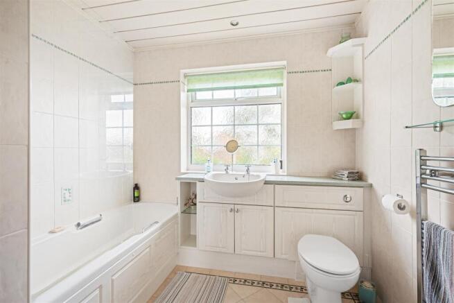 4 bed Detached for sale Image 10