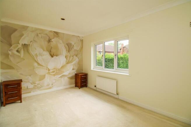 4 bed Detached for sale Image 7