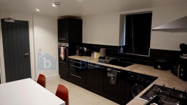 8 bed Terraced to rent Image 4