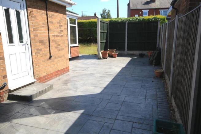 SIDE DRIVEWAY