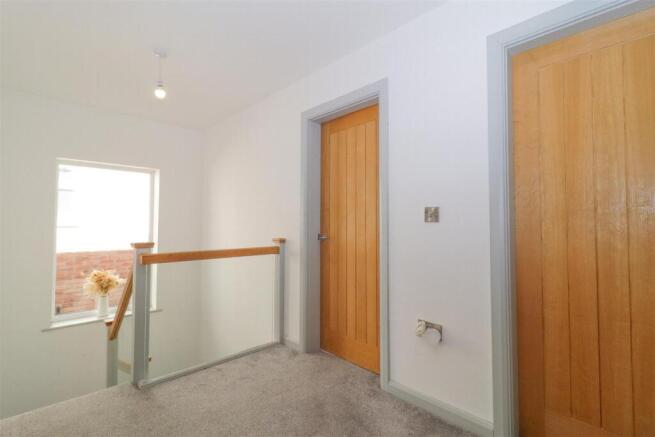 4 bed Semi-Detached to rent Image 8