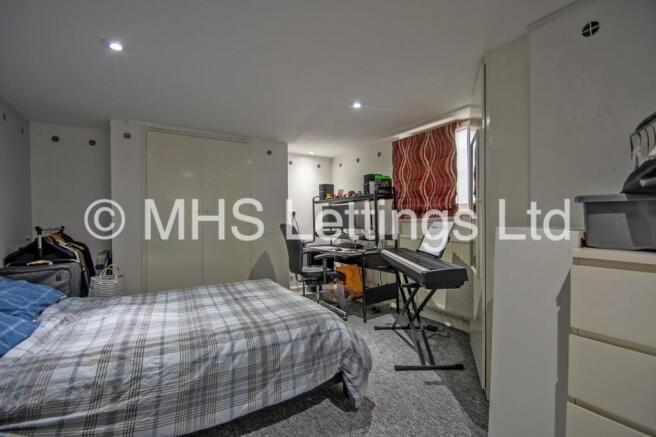 4 bed Terraced to rent Image 5