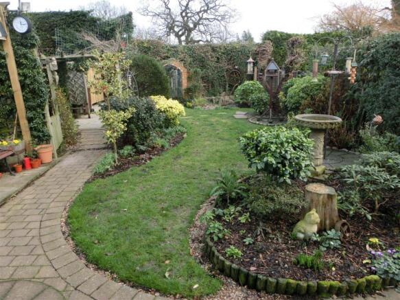 DELIGHTFUL REAR GARDEN